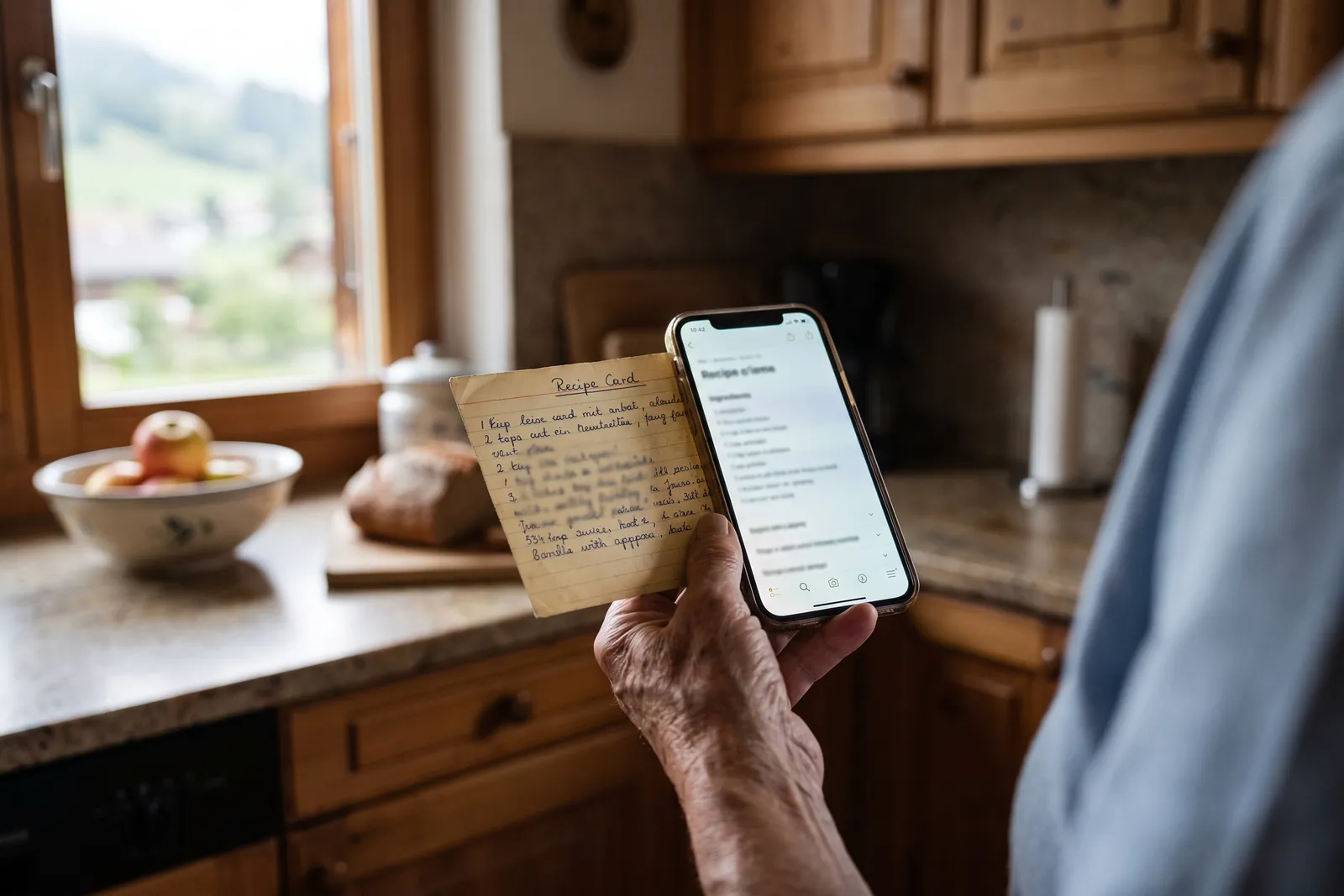 Izblijedjela kartica s receptom pokraj mobitela s digitalnim receptom